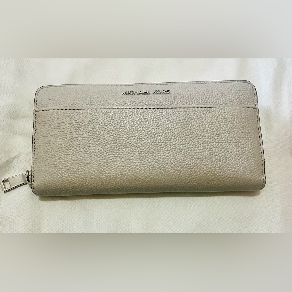 Michael Kors Beige Leather Wallet. NWT